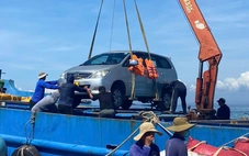 Dân Lý Sơn thuê tàu chở ô tô vượt biển vào đất liền đăng kiểm