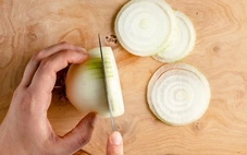 Nghiên cứu mới chỉ cách cắt hành không bị cay mắt