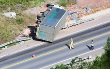 Xe tải mất lái lật trên cao tốc Cam Lộ - La Sơn, hai người bị thương