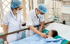 Ngã vào xô đựng 15cm nước, bé gái đuối nước nguy kịch
