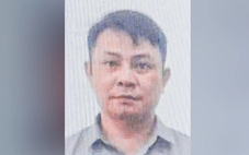Hàng chục người truy lùng nghi phạm đâm hàng xóm tử vong rồi bỏ trốn
