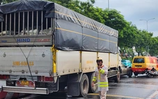Xe tải gây tai nạn liên hoàn, đôi nam nữ đi xe máy tử vong trước chợ đầu mối Thủ Đức