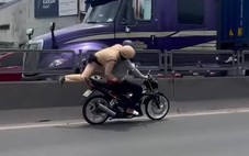 CSGT TP.HCM bám yên xe máy đang chạy: Thanh niên không có bằng lái, sợ bị phạt nên bỏ chạy