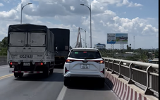 Ô tô 'cướp làn' xe máy trên cầu Rạch Miễu bị mời làm việc, lòi ra 4 lỗi phạt nguội