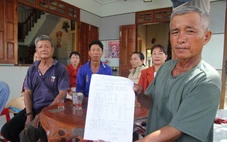 Dân bức xúc khi bí thư chi bộ thôn rào chắn đường đi chung