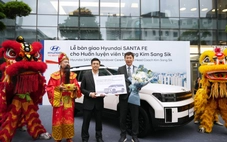HLV Kim Sang Sik nhận Hyundai Santa Fe bản đắt nhất tại Việt Nam