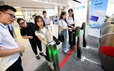 Người Việt bỏ ví, cầm điện thoại