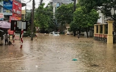 Phố xá Tuyên Quang ngập lút bánh xe sau cơn mưa lớn, miền Bắc mưa to nhiều nơi