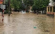 Phố xá Tuyên Quang ngập lút bánh xe sau cơn mưa lớn, miền Bắc mưa to nhiều nơi