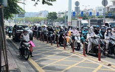 Vẫn dừng xe tại vạch mắt võng, có người dửng dưng khi được nhắc nhở