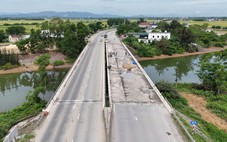 Đẩy nhanh sửa chữa cầu hư hỏng phải chèn ván gỗ trên quốc lộ 1