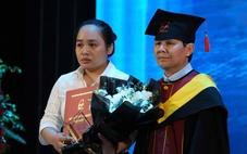 Xúc động khoảnh khắc trao bằng giỏi cho tân nữ kỹ sư mới qua đời vì tai nạn giao thông