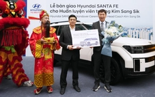 HLV Kim Sang Sik nhận Hyundai Santa Fe bản đắt nhất tại Việt Nam