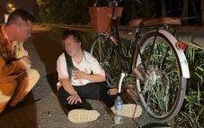 Cô gái đạp xe đi lạc ở làn 100km/h trên cao tốc