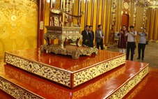 Không tin nổi: Bảo vật quốc gia - ngai vàng triều Nguyễn bị khách tham quan bẻ gãy