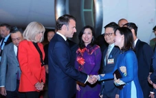 Tổng thống Pháp Macron đến Hà Nội, bắt đầu thăm cấp nhà nước Việt Nam
