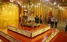 Du khách bẻ gãy ngai vàng triều Nguyễn; Nhà ga T3 sân bay Tân Sơn Nhất lại dột