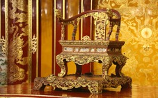 Ngai vàng triều Nguyễn đẹp và tinh xảo cỡ nào trước khi bị bẻ gãy?