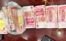 Bắt 4 phụ nữ giấu tiền trong người mang sang Trung Quốc