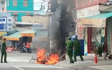 Xe máy điện cháy trơ khung ở Tân Phú, trụ đèn giao thông bị ảnh hưởng