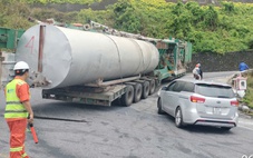 Rơ moóc dài chở theo bồn chứa chắn ngang ở khúc cua 'tay áo' trên đèo Hải Vân