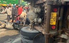 Tai nạn nghiêm trọng: Xe máy nằm la liệt, xe tải lật vào nhà dân