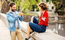 Hẹn hò người địa vị cao để có chỗ đứng xã hội