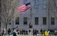 Thực hư tin đồn Harvard mở khóa học giúp nhận biết chế độ độc tài ở Mỹ