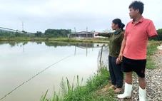 Đôi vợ chồng bất lực nhìn lũ dữ cuốn trôi tài sản trong lần đầu khởi nghiệp