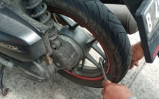 Chuyên gia khuyên nên bơm lốp xe máy vào ban đêm, khi lốp nguội
