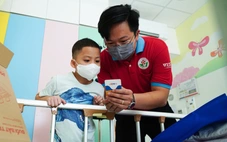 Bệnh nhi ung thư háo hức nhận đúng món quà mong ước dịp Tết Thiếu nhi