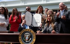 Bà Melania Trump bị hiểu lầm 'lấn quyền' chồng khi ký văn kiện tại Nhà Trắng