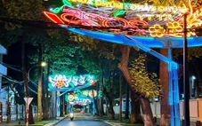 Lóa mắt vì đèn LED bủa vây trong thành phố cây xanh Trà Vinh