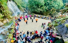 Rộn ràng 'mùa vàng' du lịch hè
