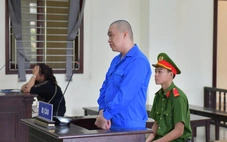 Con nghiện đâm trọng thương bà chủ quán nước ở Long An để cướp xe, trang sức bị phạt 20 năm 6 tháng