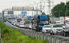 Dòng xe gần 7km ùn ùn vào Hà Nội dù chưa hết nghỉ lễ, đi từ giữa trưa cũng không thoát tắc đường