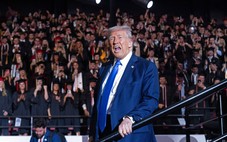 Kinh tế Mỹ chỉ đang trong 'giai đoạn chuyển tiếp', ông Trump trấn an