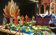 Đến chùa Thanh Tâm lúc nửa đêm, chờ chiêm bái xá lợi Đức Phật