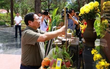 Thủ tướng Phạm Minh Chính dâng hương, viếng các anh hùng liệt sĩ tại Côn Đảo