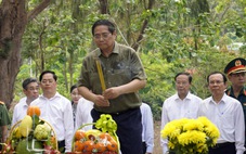 Thủ tướng Phạm Minh Chính dâng hương, viếng các anh hùng liệt sĩ tại Côn Đảo