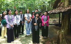 Văn nghệ sĩ TP.HCM về thăm chiến trường xưa Tà Thiết