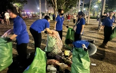 Lượng rác giảm, người nhặt rác tăng sau đêm khai mạc lễ hội pháo hoa