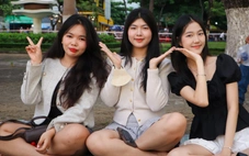 Hàng ngàn người chen chân chọn 'view bạc triệu' xem pháo hoa quốc tế