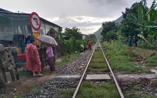 Băng qua lối đi tự mở, một cô gái bị tàu hỏa tông tử vong