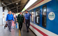 Cựu chiến binh 76 tuổi rưng rưng lên tàu về nhà sau hành trình 1.300km bằng xe máy