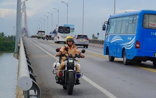 Cầu Rạch Miễu thoát kẹt xe nhờ cảnh sát giao thông điều tiết hợp lý