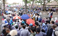 Kịp thời cấp cứu hàng trăm người dân bị say nắng khi chờ chiêm bái xá lợi Đức Phật