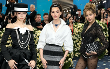 Lisa, Jennie BlackPink, Anne Hathaway và loạt ngôi sao đổ bộ bữa tiệc thời trang Met Gala 2025
