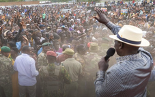 Tổng thống Kenya đang phát biểu về chi phí sinh hoạt thì một chiếc giày 'bay' tới