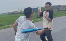 Khởi tố tài xế xe bán tải dùng gậy bóng chày đánh người giữa đường